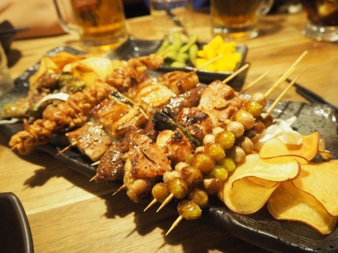 야키토리 꼬치와 생맥주